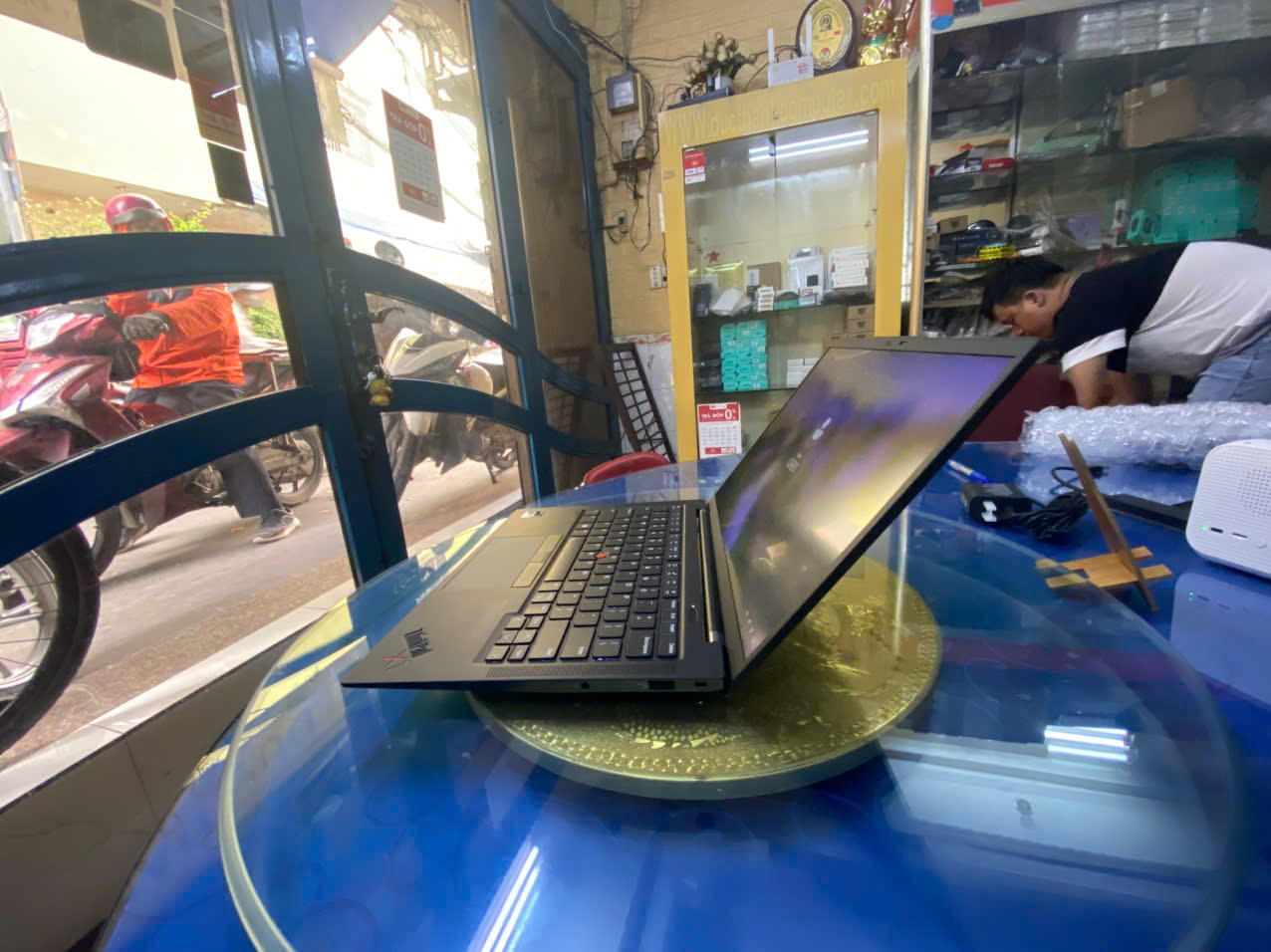 LENOVO THINKPAD X1 CARBON GEN 11 I7 1355U 16GB 14"FHD+  Trang chủ Danh 